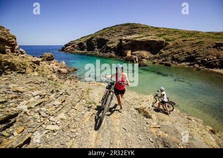 Ciclistas, Cala En Calderer, Ciutadella, Menorca, Balearen, Spanien, Europa. Stockfoto