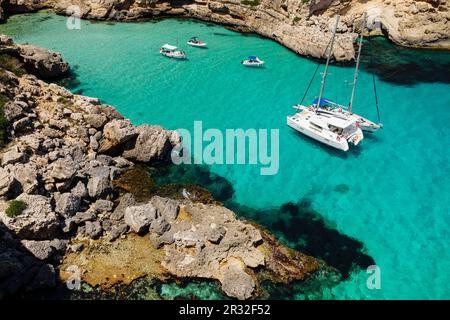 Yates fondeados, Cala Marmols, Ses Salines, Mallorca, Balearen, Spanien, Europa. Stockfoto