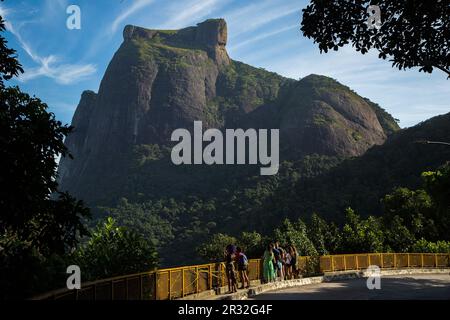 (230522) -- RIO DE JANEIRO, 22. Mai 2023 (Xinhua) -- Menschen besuchen den Tijuca-Nationalpark in Rio de Janeiro, Brasilien, am 21. Mai 2023. (Foto: Claudia Martini/Xinhua) Stockfoto