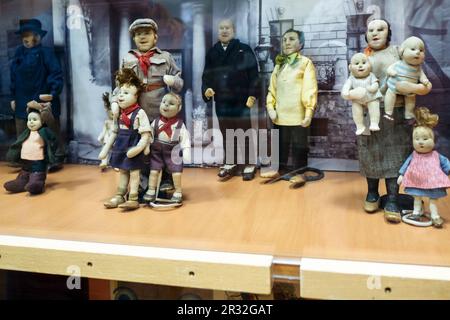 Sergijew Posad, Russland - 21. Mai 2023: Sowjetische Stoffpuppen aus den 20 Jahren des 20. Jahrhunderts im künstlerischen und pädagogischen Spielzeugmuseum namens N Stockfoto