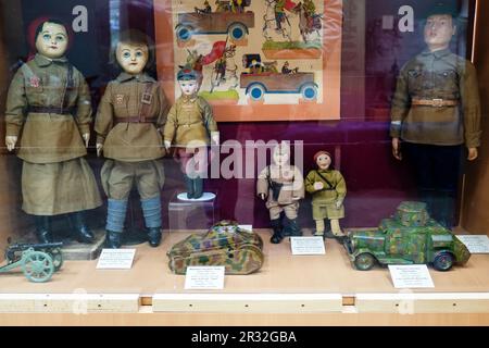 Sergijew Posad, Russland - 21. Mai 2023: Sowjetische Spielzeugsoldaten der dreißig Jahre des 20. Jahrhunderts im Kunstmuseum und pädagogischen Spielzeugmuseum namens N D B. Stockfoto