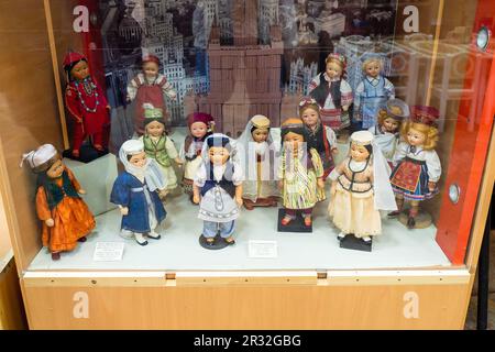 Sergijew Posad, Russland - 21. Mai 2023: Sowjetische Puppen in traditionellen Volkskleidung der Fünfzigerjahre des 20. Jahrhunderts in künstlerischer und pädagogischer Kunst Stockfoto