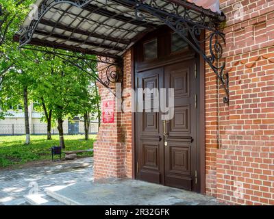 Sergijew Posad, Russland - 21. Mai 2023: Eintritt in das künstlerische und pädagogische Spielzeugmuseum namens N D Bartram in der Stadt Sergiev Posad Stockfoto