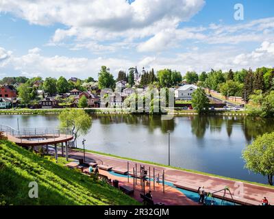 Sergijew Posad, Russland - 21. Mai 2023: Stadtbild mit Kelarteich und Ufer in der Stadt Sergijew Posad am sonnigen Mai. Kelar Pond ist seit der MID bekannt Stockfoto