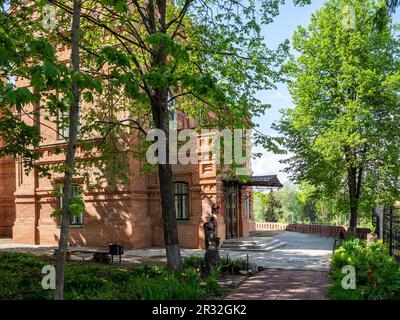 Sergijew Posad, Russland - 21. Mai 2023: Gebäude des künstlerischen und pädagogischen Spielzeugmuseums mit dem Namen N D Bartram in der Stadt Sergiev Posad an sonnigen Tagen Stockfoto