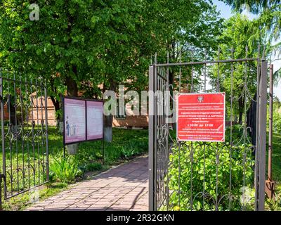 Sergijew Posad, Russland - 21. Mai 2023: Tor des künstlerischen und pädagogischen Spielzeugmuseums mit dem Namen N D Bartram in der Stadt Sergijew Posad an sonnigen Tagen Stockfoto