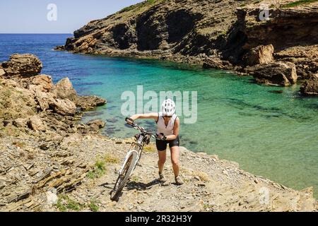 Ciclistas, Cala En Calderer, Ciutadella, Menorca, Balearen, Spanien, Europa. Stockfoto