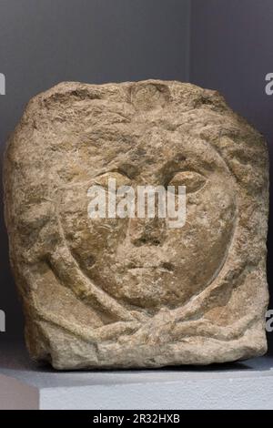 Escultura funeraria, Museo monografico de Conimbriga, Ciudad del Conventus Scallabitanus, provincia Romana de Lusitania, cerca de Condeixa-a-Nova, Distrito de Coimbra, Portugal, Europa. Stockfoto