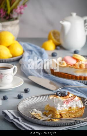 Zitronen-Baiser-Kuchen mit Blaubeeren. Schließen. Speicherplatz kopieren Stockfoto