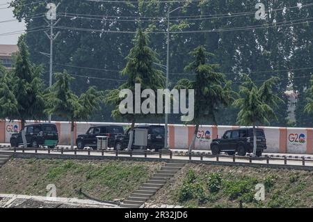 Eine Autokolonne von G20 ausländischen Delegierten bewegt sich am 22. Mai 2023 durch Srinagar, das von den Indianern verwaltete Kaschmir. Die G20. Tagung findet vom 22. Bis 24. Mai in Srinagar statt und ist die erste große Veranstaltung in der Region seit dem 5. August 2019. Als die indische Regierung Artikel 370 der indischen Verfassung aufhob, der den halbautonomen Status der Region beendete, und Jammu und Kaschmir in zentral regierte Gewerkschaftsgebiete von J&K und Ladakh teilte. (Foto: Sajad Hameed / INA Photo Agency / Sipa USA) Stockfoto