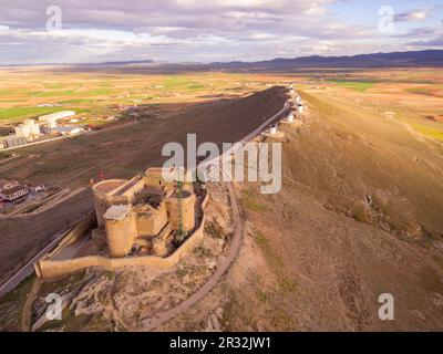 Molinos de Consuegra con el Castillo de La Muela al Fondo, Cerro Calderico, Consuegra, Provincia de Toledo, Kastilien-La Mancha, Spanien. Stockfoto