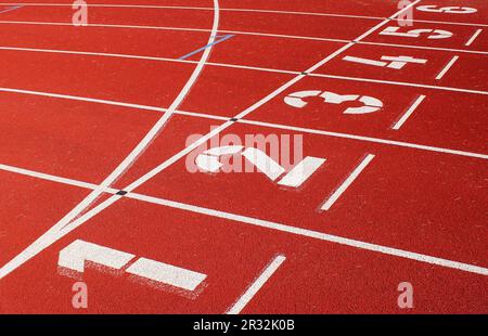 roten Laufstrecken mit weißen Startnummern am Stadion closeup Stockfoto