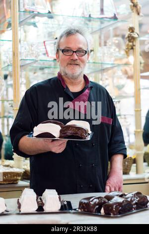 Artesanal fabricacion de Zimmer Embatumats, Jordi Cassasayas, bomboneria confiteria Frasquet kann, Palma, Mallorca, Balearen, Spanien, Europa. Stockfoto