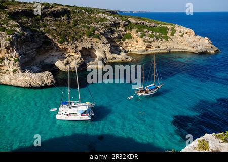 Yates fondeados, Cala Marmols, Ses Salines, Mallorca, Balearen, Spanien, Europa. Stockfoto