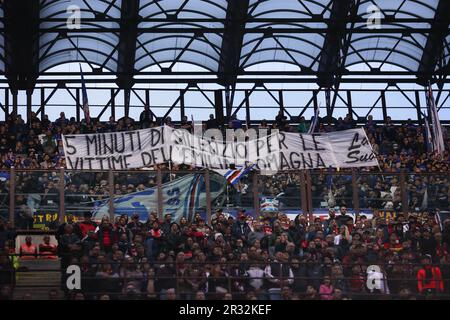 Italien, Mailand, Mai 20 2023: Fans von Sampdoria zeigen ein Banner zum Gedenken an die Flutopfer der Emilia Romagna während des Fußballspiels AC Milan gegen Sampdoria, Serie A Tim 2022-2023 day36 San Siro Stadion (Foto: Fabrizio Andrea Bertani/Pacific Press/Sipa USA) Stockfoto