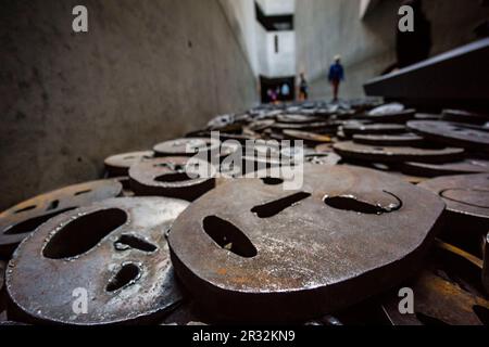 Shalechet, -gefallene Blätter-, Künstlerinstallation von Menashe Kadischman, Berliner Jüdisches Museum, entworfen vom polnischen Architekten Daniel Libeskinds , Berlin, Deutschland, Europa. Stockfoto