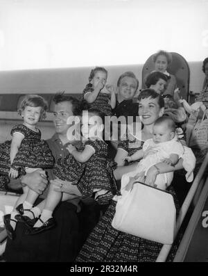 PAT BOONE und seine Frau SHIRLEY und Kinder hinter GARY CROSBY kamen im Juli 1958 mit dem Flugzeug an Stockfoto