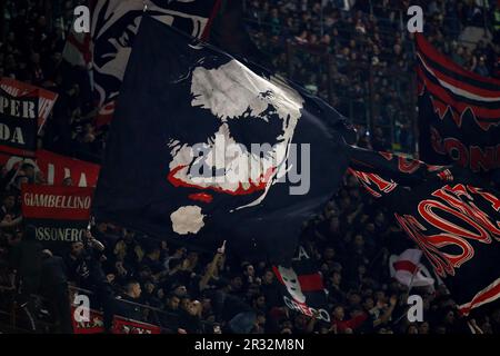 Mailand, Italien. 20. Mai 2023. Italien, Mailand, Mai 20 2023: Fans des AC Milan schwenken die Flaggen und zeigen Banner auf den Tribünen während des Fußballspiels AC Milan gegen Sampdoria, Serie A Tim 2022-2023 day36 San Siro Stadion (Foto: Fabrizio Andrea Bertani/Pacific Press/Sipa USA). Guthaben: SIPA USA/Alamy Live News Stockfoto