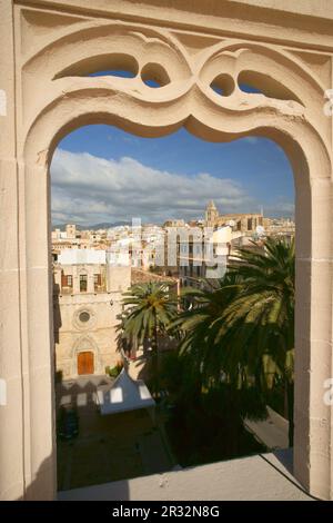 Iglesia del Sagrat Cor desde La Terraza de La Lonja. La Llotja, siglo XV Palma. Mallorca Islas Baleares. España. Stockfoto