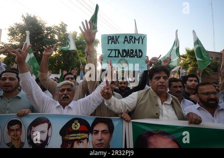 Peshawar, Pakistan. 21. Mai 2023. Safdar Baghi, Führer der pakistanischen Moslem League, veranstaltet eine Frühjahrsdemonstration im Presseclub zugunsten der pakistanischen Armee. Die Verhaftung von Imran Khan am 09. Mai 2023 löste gewaltsame Proteste aus, bei denen seine Anhänger das Befehlshaber des Lahore-Korps und das Hauptquartier (GHQ) in Rawalpindi stürmten. (Foto: Hussain Ali/Pacific Press) Kredit: Pacific Press Media Production Corp./Alamy Live News Stockfoto