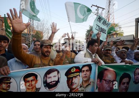 Peshawar, Pakistan. 21. Mai 2023. Safdar Baghi, Führer der pakistanischen Moslem League, veranstaltet eine Frühjahrsdemonstration im Presseclub zugunsten der pakistanischen Armee. Die Verhaftung von Imran Khan am 09. Mai 2023 löste gewaltsame Proteste aus, bei denen seine Anhänger das Befehlshaber des Lahore-Korps und das Hauptquartier (GHQ) in Rawalpindi stürmten. (Foto: Hussain Ali/Pacific Press) Kredit: Pacific Press Media Production Corp./Alamy Live News Stockfoto