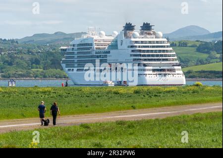 Bantry, West Cork, Irland. 22. Mai 2023. Der erste luxuriöse Kreuzfahrtschiff des Jahres, „Seabourn Ovation“, kam heute Morgen in Bantry Inner Harbour an, mit 600 Passagieren. Sie segelt heute Abend um 5pm Uhr. Kredit: AGNews/Alamy Live News. Stockfoto