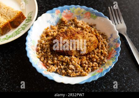 Gerade gekochte Portion gekochten Buchweizen mit Schnitzel Stockfoto