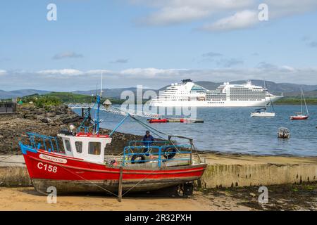 Bantry, West Cork, Irland. 22. Mai 2023. Der erste luxuriöse Kreuzfahrtschiff des Jahres, „Seabourn Ovation“, kam heute Morgen in Bantry Inner Harbour an, mit 600 Passagieren. Sie segelt heute Abend um 5pm Uhr. Kredit: AGNews/Alamy Live News. Stockfoto