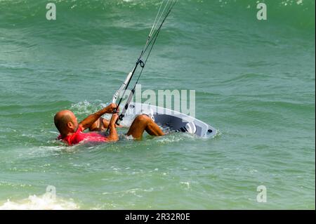 Ein Kitesurfer bei der Einführung seiner Fahrt direkt am Strand in Mui Ne, Vietnam. Stockfoto