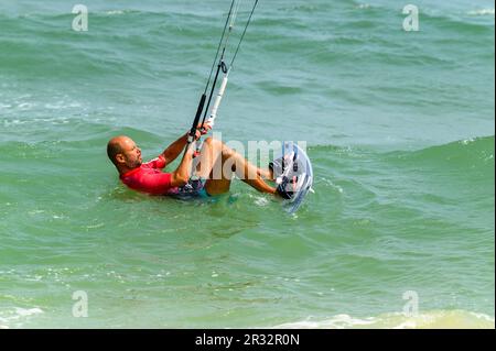 Ein Kitesurfer bei der Einführung seiner Fahrt direkt am Strand in Mui Ne, Vietnam. Stockfoto