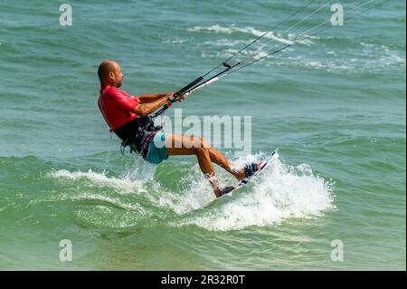 Ein Kitesurfer bei der Einführung seiner Fahrt direkt am Strand in Mui Ne, Vietnam. Stockfoto