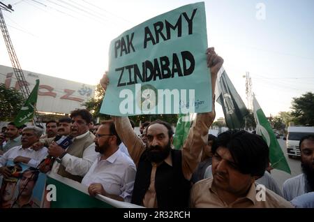 Peshawar, Peshawar, Pakistan. 21. Mai 2023. Safdar Baghi, Führer der pakistanischen Moslem League, veranstaltet eine Frühjahrsdemonstration im Presseclub zugunsten der pakistanischen Armee. Die Verhaftung von Imran Khan am 09. Mai 2023 löste gewaltsame Proteste aus, bei denen seine Anhänger das Befehlshaber des Lahore-Korps und das Hauptquartier (GHQ) in Rawalpindi stürmten. (Kreditbild: © Hussain Ali/Pacific Press via ZUMA Press Wire) NUR REDAKTIONELLE VERWENDUNG! Nicht für den kommerziellen GEBRAUCH! Stockfoto