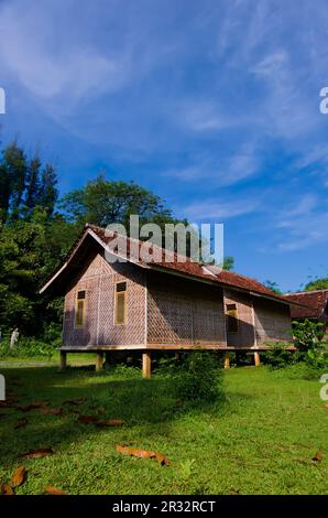 Jakarta, Indonesien, Mai 14 2023, traditionelles Haus aus Indonesien, ein Gebäude, das gemeinhin als Pfahlhaus bezeichnet wird, wobei die meisten Materialien w verwenden Stockfoto