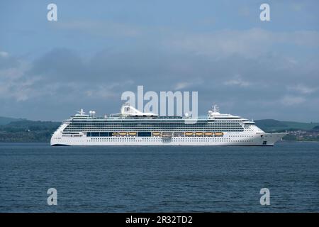 South Queensferry, Schottland, Großbritannien. 22. Mai 2023 Juwel of the Seas, ein 90.000 Tonnen, 965 Fuß großer Kreuzfahrtschiff mit 12 Passagierdecks und ausgestattet mit eigenem Wasserpark, Theater, Casino, Aufzügen und Felskletterwand, kam heute Morgen in der vierten Flussmündung an, um einen seltenen Zwischenstopp zu machen. Sie liegt neben der vierten Brücke, wodurch das Gefühl der Größe gewürdigt werden kann. Kredit: Craig Brown/Alamy Live News Stockfoto