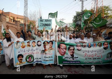 Peshawar, Peshawar, Pakistan. 21. Mai 2023. Safdar Baghi, Führer der pakistanischen Moslem League, veranstaltet eine Frühjahrsdemonstration im Presseclub zugunsten der pakistanischen Armee. Die Verhaftung von Imran Khan am 09. Mai 2023 löste gewaltsame Proteste aus, bei denen seine Anhänger das Befehlshaber des Lahore-Korps und das Hauptquartier (GHQ) in Rawalpindi stürmten. (Kreditbild: © Hussain Ali/Pacific Press via ZUMA Press Wire) NUR REDAKTIONELLE VERWENDUNG! Nicht für den kommerziellen GEBRAUCH! Stockfoto