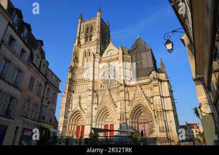 Fassade der Kathedrale Saint Etienne von Meaux, einer römisch-katholischen Kirche im Departement seine et Marne bei Paris, Frankreich Stockfoto