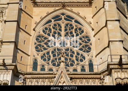 Rosenfenster an der Fassade der Kathedrale Saint-Etienne von Meaux, einer römisch-katholischen Kirche im Departement seine et Marne in der Nähe von Paris, Frankreich Stockfoto