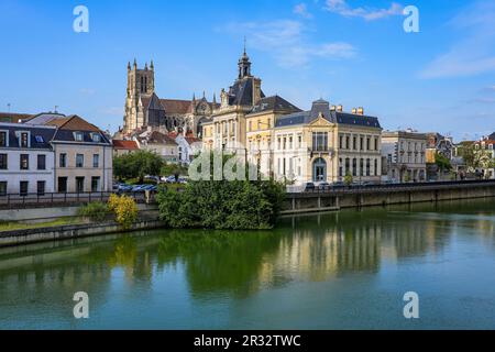 Reflexion der St.-Stephans-Kathedrale mit Blick auf das Rathaus von Meaux an der Marne im Departement seine et Marne bei Paris, Frankreich Stockfoto