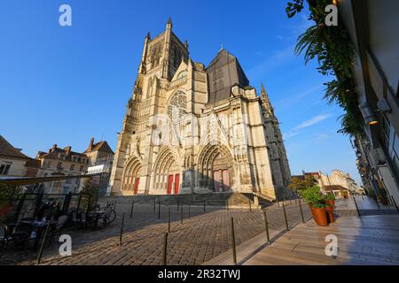 Fassade der Kathedrale Saint Etienne von Meaux, einer römisch-katholischen Kirche im Departement seine et Marne bei Paris, Frankreich Stockfoto