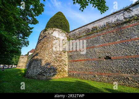 Faude-Turm auf den alten Stadtmauern von Meaux im französischen Departement seine et Marne nahe Paris, erbaut im 15. Jahrhundert - mittelalterlicher Schutzwall Stockfoto