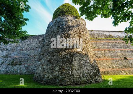 Faude-Turm auf den alten Stadtmauern von Meaux im französischen Departement seine et Marne nahe Paris, erbaut im 15. Jahrhundert - mittelalterlicher Schutzwall Stockfoto