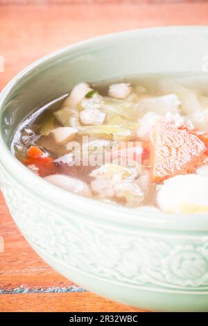 Klare Suppe mit gehacktem Schweinefleisch und Gemüse Stockfoto