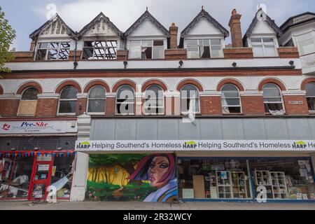 Westcliff on Sea, Großbritannien. 22. Mai 2023 Überreste eines dreistöckigen Gebäudes in der Nähe der Hamlet Court Road. Das Gebäude wurde am Abend des 21ist. Mai freigesetzt. In der Höhe des Feuers waren acht Crews mit zwei Flugleiterplattformen und einer Einsatzkommando-Einheit anwesend. Die Feuerwehrleute blieben über Nacht am Standort und die Straßen vor Ort blieben geschlossen. Penelope Barritt/Alamy Live News Stockfoto