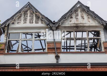 Westcliff on Sea, Großbritannien. 22. Mai 2023 Überreste eines dreistöckigen Gebäudes in der Nähe der Hamlet Court Road. Das Gebäude wurde am Abend des 21ist. Mai freigesetzt. In der Höhe des Feuers waren acht Crews mit zwei Flugleiterplattformen und einer Einsatzkommando-Einheit anwesend. Die Feuerwehrleute blieben über Nacht am Standort und die Straßen vor Ort blieben geschlossen. Penelope Barritt/Alamy Live News Stockfoto