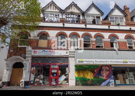 Westcliff on Sea, Großbritannien. 22. Mai 2023 Überreste eines dreistöckigen Gebäudes in der Nähe der Hamlet Court Road. Das Gebäude wurde am Abend des 21ist. Mai freigesetzt. In der Höhe des Feuers waren acht Crews mit zwei Flugleiterplattformen und einer Einsatzkommando-Einheit anwesend. Die Feuerwehrleute blieben über Nacht am Standort und die Straßen vor Ort blieben geschlossen. Penelope Barritt/Alamy Live News Stockfoto