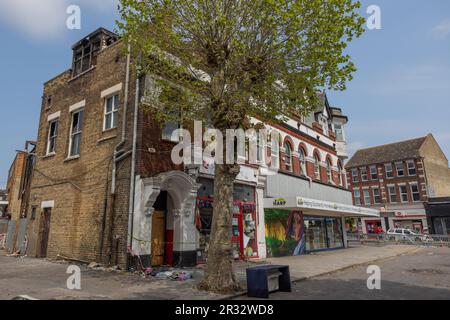 Westcliff on Sea, Großbritannien. 22. Mai 2023 Überreste eines dreistöckigen Gebäudes in der Nähe der Hamlet Court Road. Das Gebäude wurde am Abend des 21ist. Mai freigesetzt. In der Höhe des Feuers waren acht Crews mit zwei Flugleiterplattformen und einer Einsatzkommando-Einheit anwesend. Die Feuerwehrleute blieben über Nacht am Standort und die Straßen vor Ort blieben geschlossen. Penelope Barritt/Alamy Live News Stockfoto