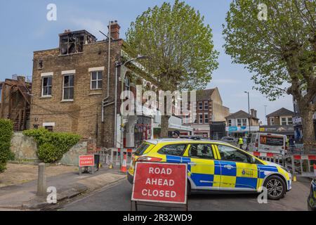Westcliff on Sea, Großbritannien. 22. Mai 2023 Überreste eines dreistöckigen Gebäudes in der Nähe der Hamlet Court Road. Das Gebäude wurde am Abend des 21ist. Mai freigesetzt. In der Höhe des Feuers waren acht Crews mit zwei Flugleiterplattformen und einer Einsatzkommando-Einheit anwesend. Die Feuerwehrleute blieben über Nacht am Standort und die Straßen vor Ort blieben geschlossen. Penelope Barritt/Alamy Live News Stockfoto