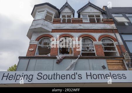 Westcliff on Sea, Großbritannien. 22. Mai 2023 Überreste eines dreistöckigen Gebäudes in der Nähe der Hamlet Court Road. Das Gebäude wurde am Abend des 21ist. Mai freigesetzt. In der Höhe des Feuers waren acht Crews mit zwei Flugleiterplattformen und einer Einsatzkommando-Einheit anwesend. Die Feuerwehrleute blieben über Nacht am Standort und die Straßen vor Ort blieben geschlossen. Penelope Barritt/Alamy Live News Stockfoto