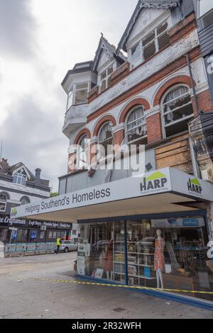 Westcliff on Sea, Großbritannien. 22. Mai 2023 Überreste eines dreistöckigen Gebäudes in der Nähe der Hamlet Court Road. Das Gebäude wurde am Abend des 21ist. Mai freigesetzt. In der Höhe des Feuers waren acht Crews mit zwei Flugleiterplattformen und einer Einsatzkommando-Einheit anwesend. Die Feuerwehrleute blieben über Nacht am Standort und die Straßen vor Ort blieben geschlossen. Penelope Barritt/Alamy Live News Stockfoto