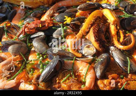 Verschiedene zerkleinerte Meeresfrüchte mit Reis, in Frankreich und Spanien als Paella bekannt Stockfoto